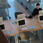 Biblioteca con ordenadores