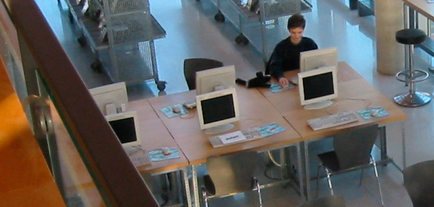 Biblioteca con ordenadores